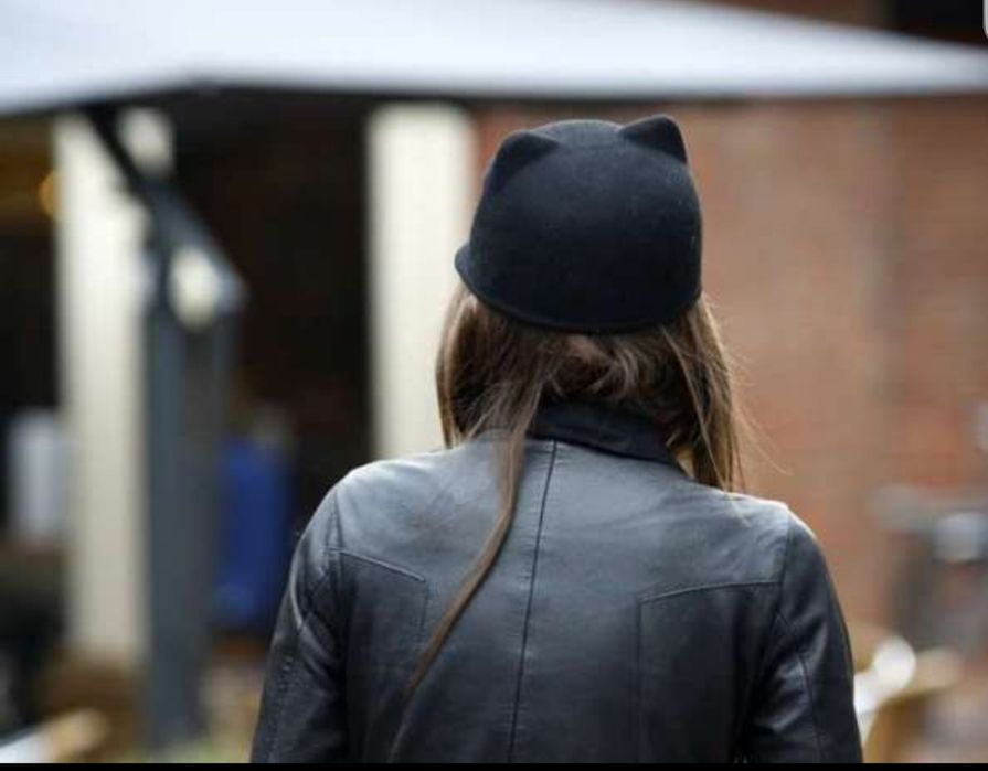 дамска шапка луксозна и стилна с козирка и дяволски ушички модел ZARA