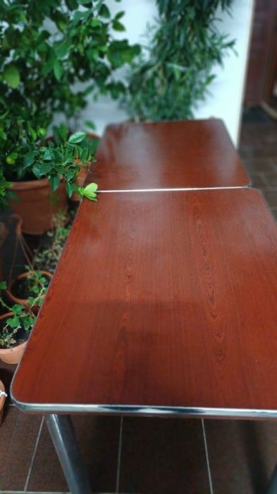 Mese de bar noi cu scaune separate