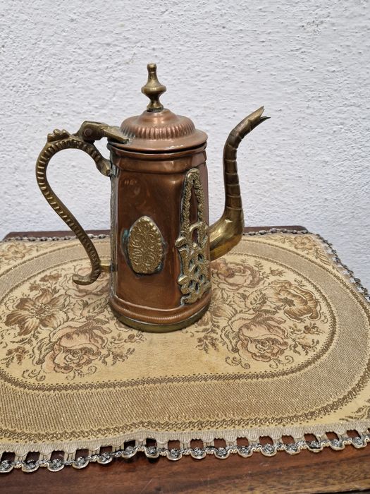 Арабска кана с месингови орнаменти