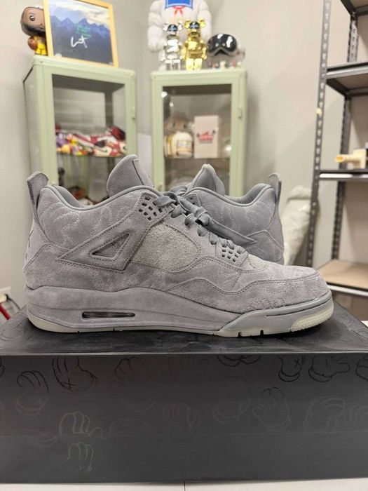 Sneakers Jordan4 Retro Kaws cu eticheta (nu Nike, Gucci, Adidas, Balenciaga)