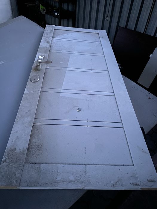 Белая дверь с глазком