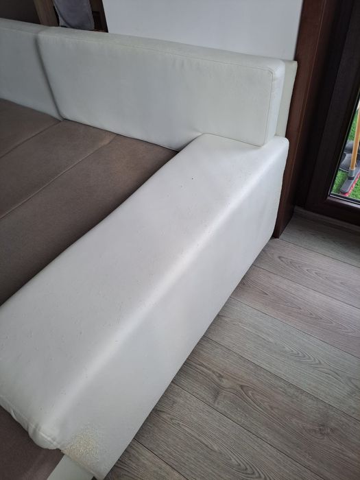 Coltar extensibil , spațios , alb cu maro