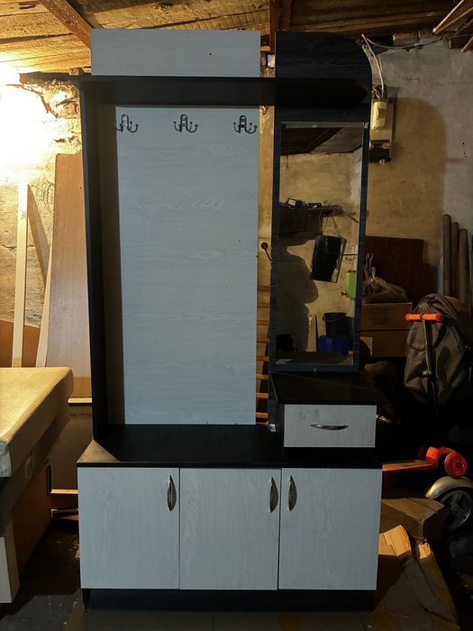 Продам прихожую с зеркалом