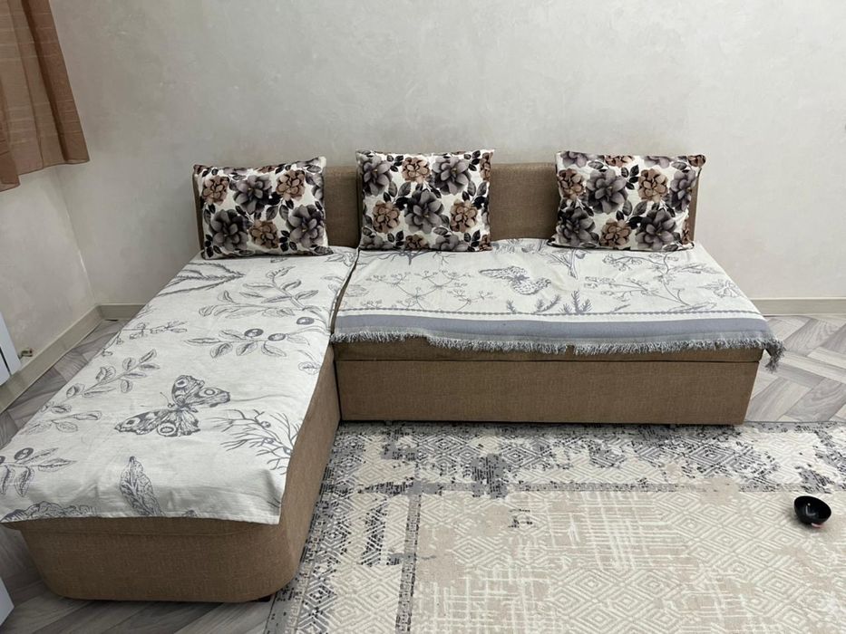 Угловой диван в хорошем состоянии