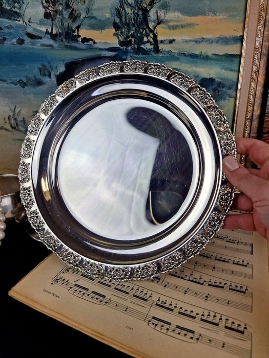 Кристален поднас