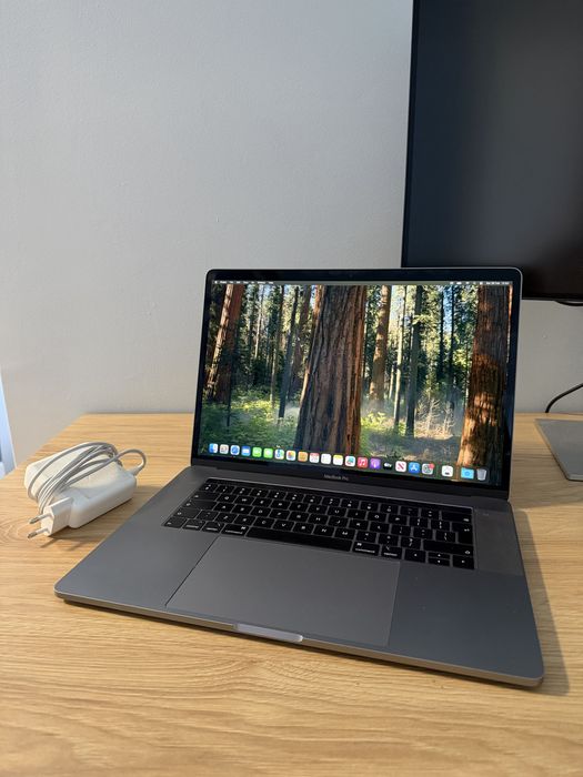 Laptop Apple MacBook Pro 15 inch Touchbar i7 16 gb ram 250 gb ssd
