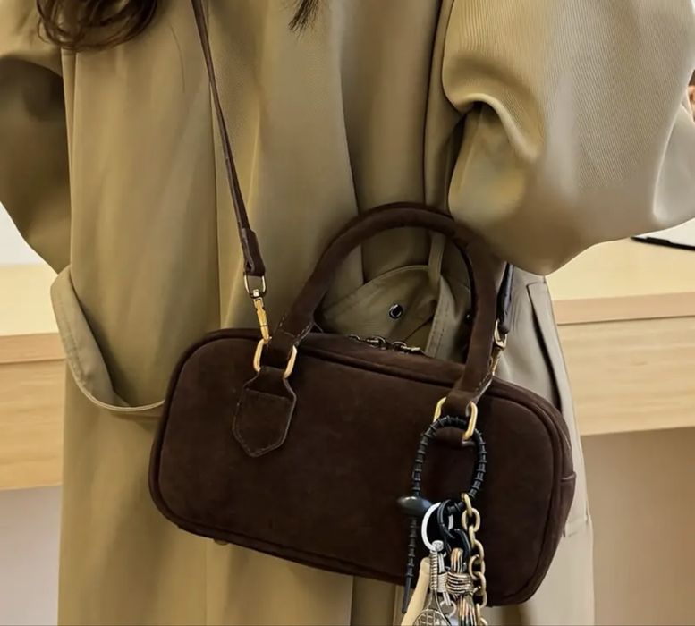 Малка чанта от еко велур с дълга дръжка.