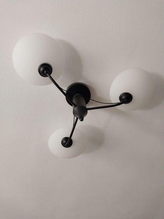 Продам люстру три плафона