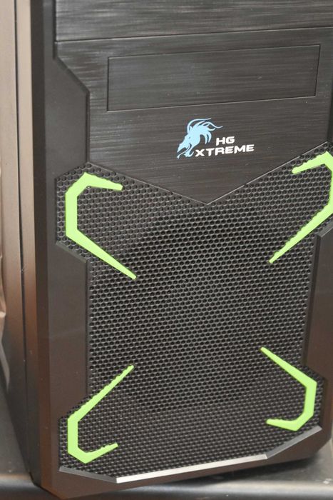 Геймъърски компютър с 16 GB DDR4 I5 10400 RX 480 256 GB NVME светещ