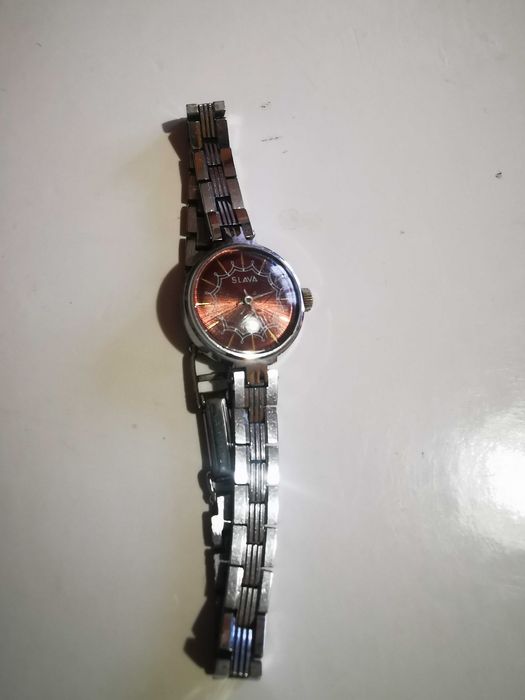 Продавам дамски ръчен часовник SLAVA MADE IN USSA 17 JEWELS
