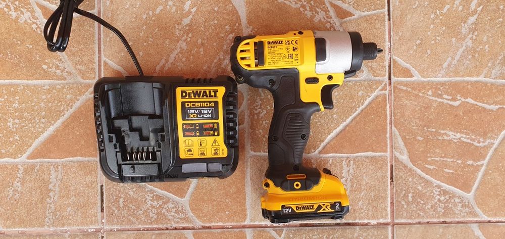 Masina  de înșurubat pe bateri dewalt. 12 V.
