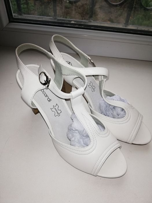 Продам босоножки