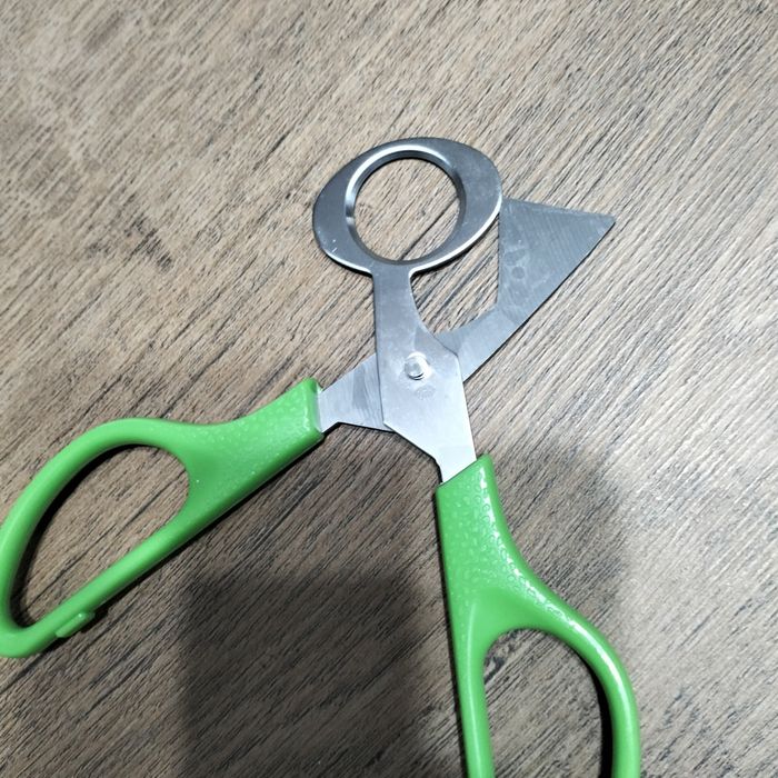Foarfecă pentru deschis ouă de prepeliță