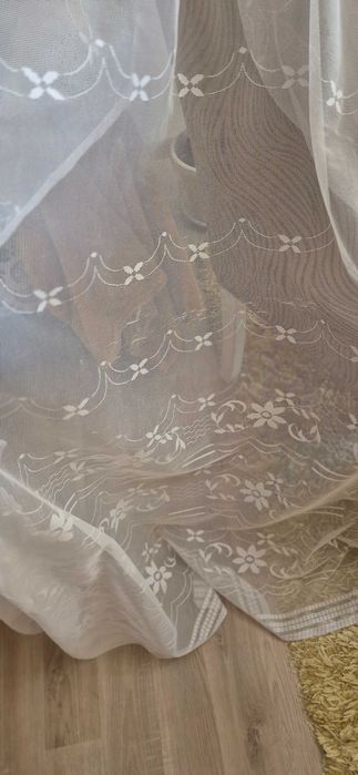 Продавам бяло тънко перде ушито.