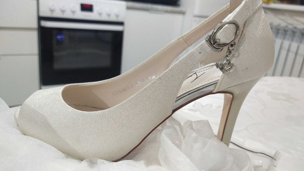 Продам туфли и босоножки