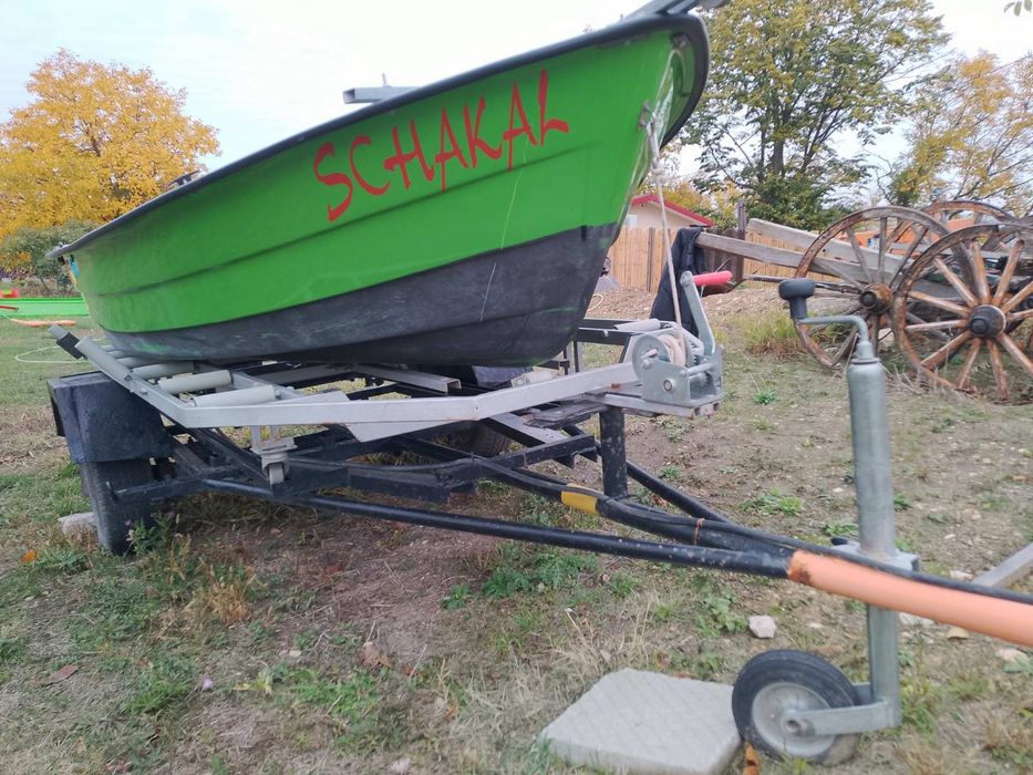 Продавам лодка с колесар