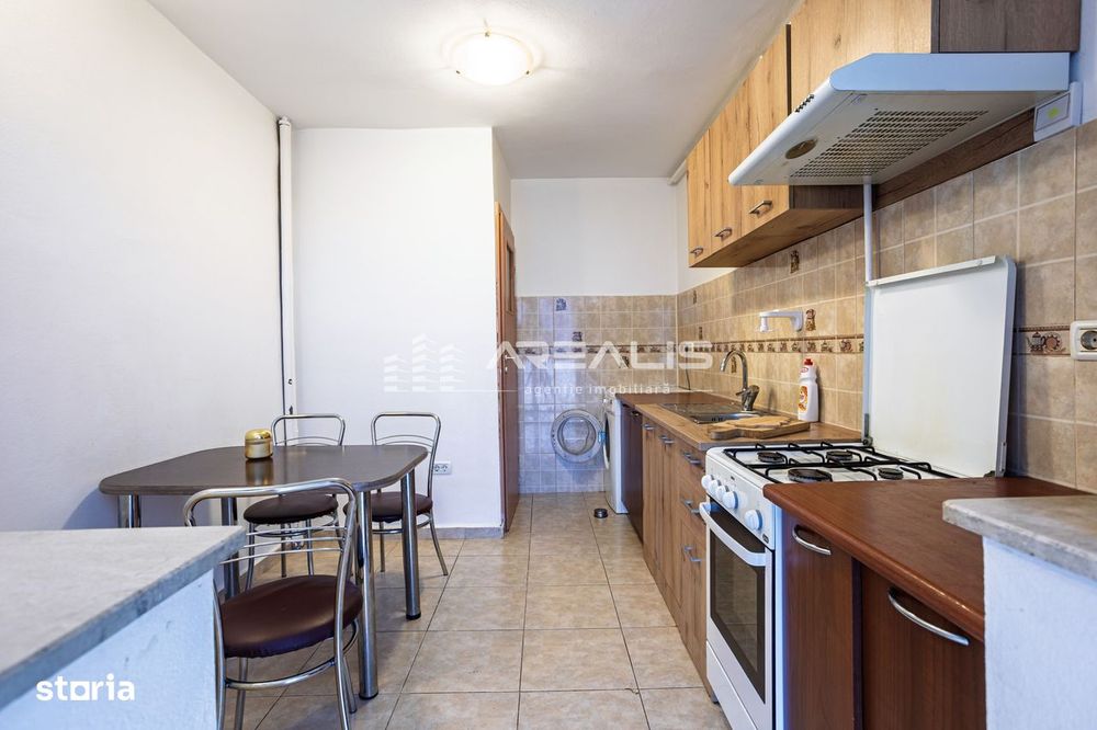 De închiriat -Apartament 3 camere, decomandat, zonă centrală