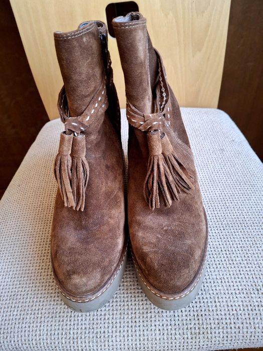 Елегантни дамски боти от велур