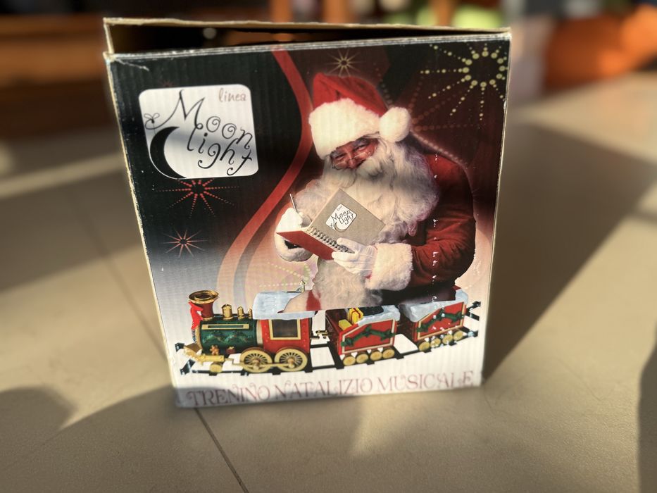 Музикално коледно влакче с релси под елхата