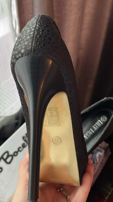 LILLY LILYA черни обувки на висок ток и платформа със златна подметка