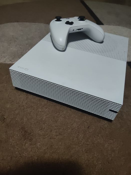Xbox one s second hand (nici un defect) + consola