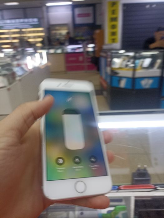 Айфон 8 64 гб  отпечатко палцов роботоиеть