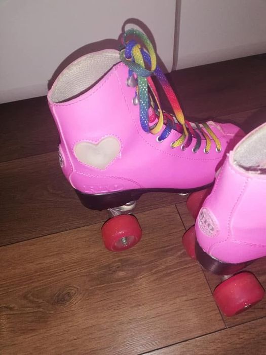 Розови кънки със светещо сърце