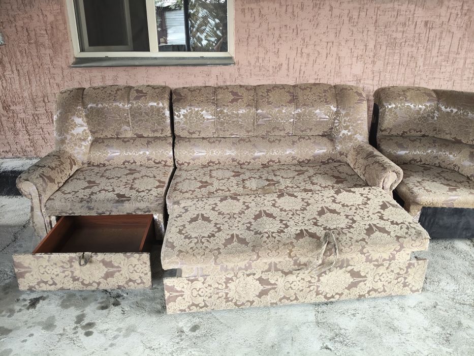 Продам угловой диван с креслом