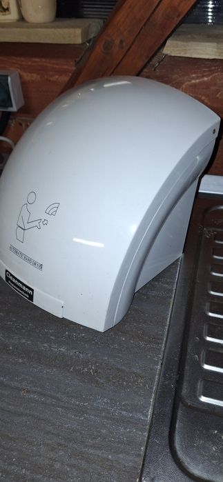 Uscator electric pentru maini