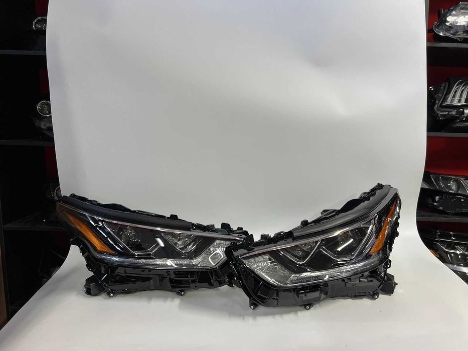 Передние фары на Toyota Highlander 2019-23