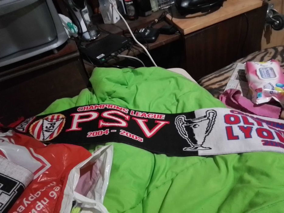 Продавам колекционерски футболни шалове!12 лв.бр.