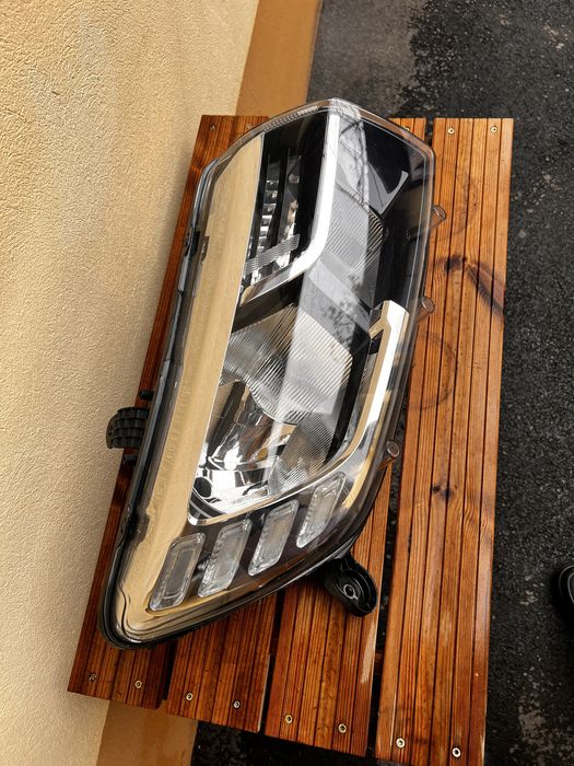 Vand far logan 2017 original fara defecte sau urechi rupte