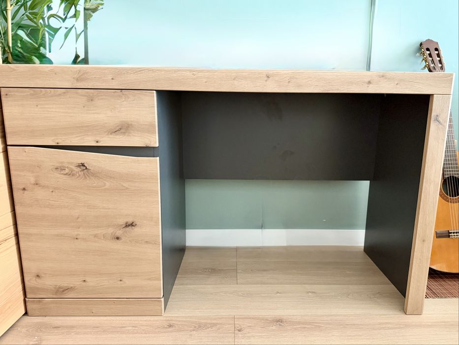 Стилно бюро с чекмеджета – чисто ново (Moemax)