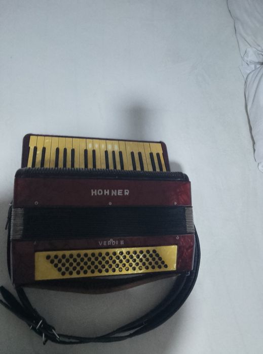 Vând acordeon Hohner 80 de basi