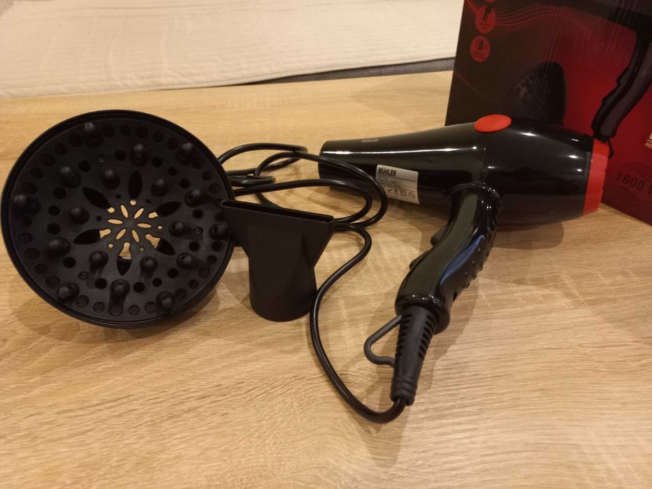 Продавам сешоар с две приставки .  НОВ !