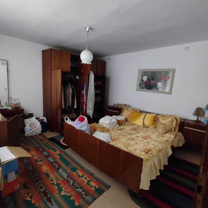 Продава се самостоятелна къща в с. Хан Крум, на 5 км от гр. Шумен