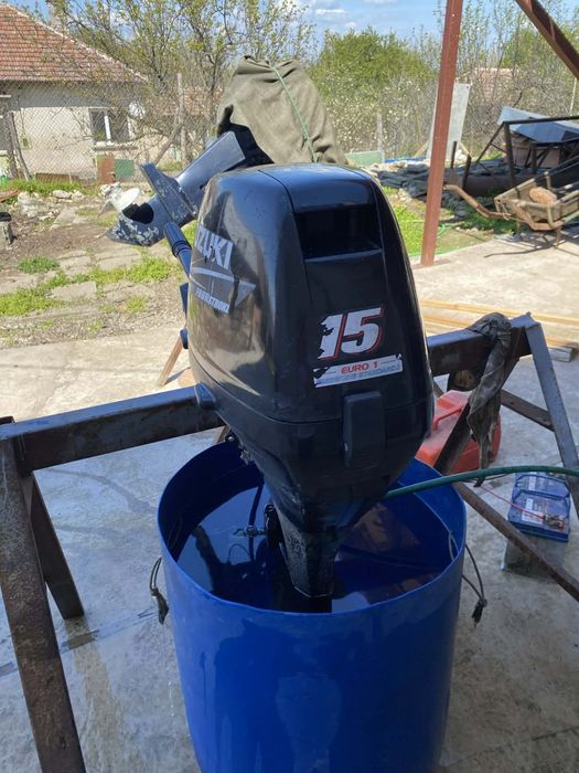 Продва се четири тактово двигател Сузуки 15 коня къс ботуш ел стратер и ръчен стеатер 1380евро тел. 0886560052