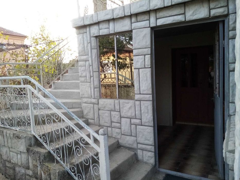 Двуетажна къща с двор