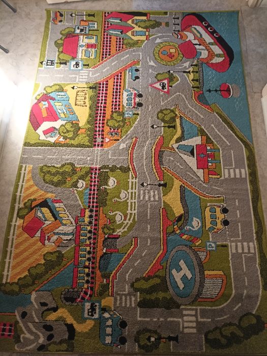 Ковёр детский в хорошем состоянии