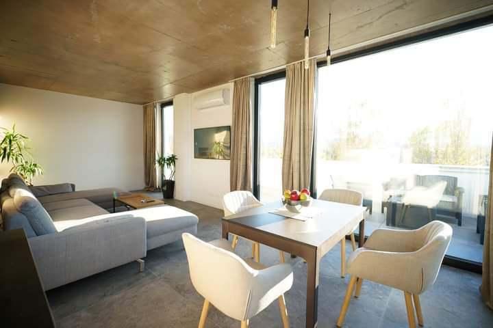 Дава се под наем Тристаен апартамент в София, Горубляне - 120 кв.м за 1499 € - Снимка #2