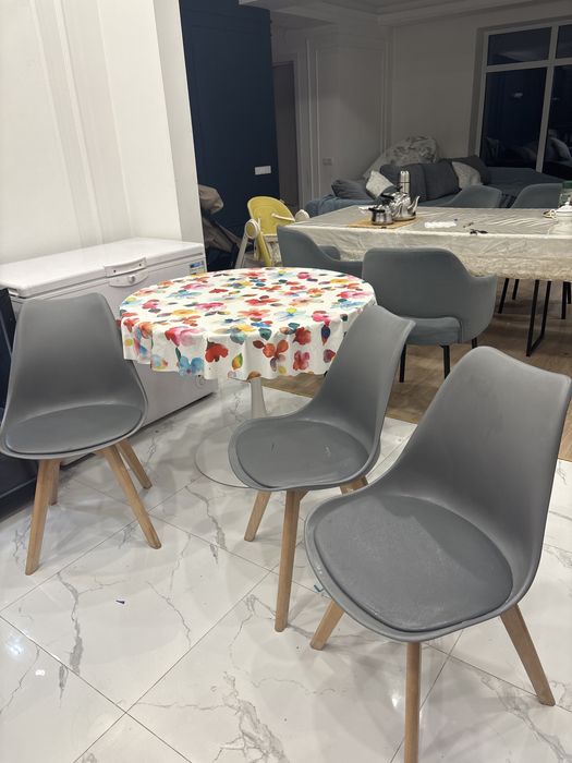 Продам набор из стола и 3 стульев