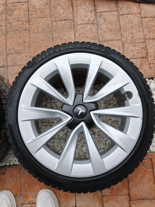 2 Roți / Jante 19" Tesla Model 3 + Anvelope Iarnă Pirelli + Senzori