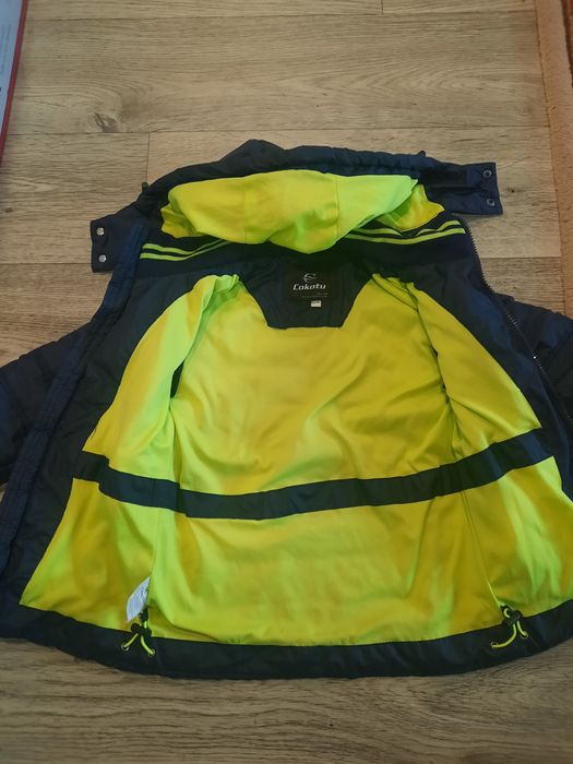 Продам осенью куртку на мальчика.