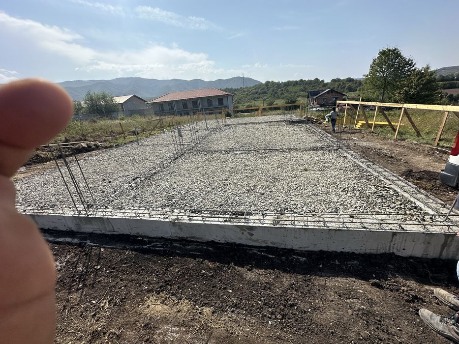 Case la rosu , fundatii , garduri,elevatii,acoperis