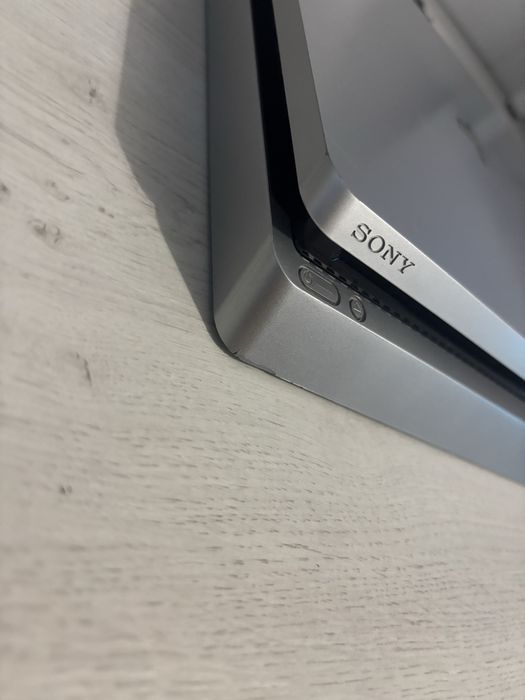 Playstation 4 Silver Limited Edition. 500gb, 2 manete