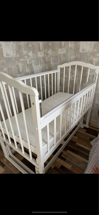 Детская кроватка с маятником