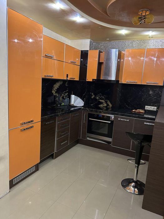 Дава се под наем Тристаен апартамент в Варна, Автогара - 115 кв.м за 715 € - Снимка #1