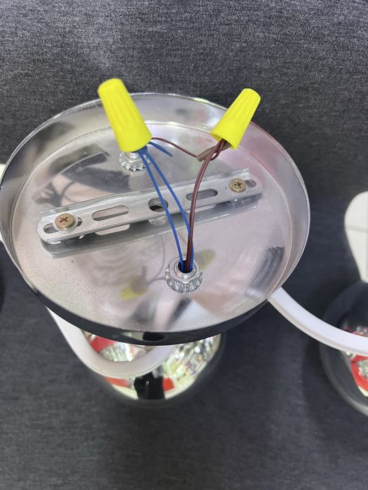 Продам светильник . Трехрожковый .