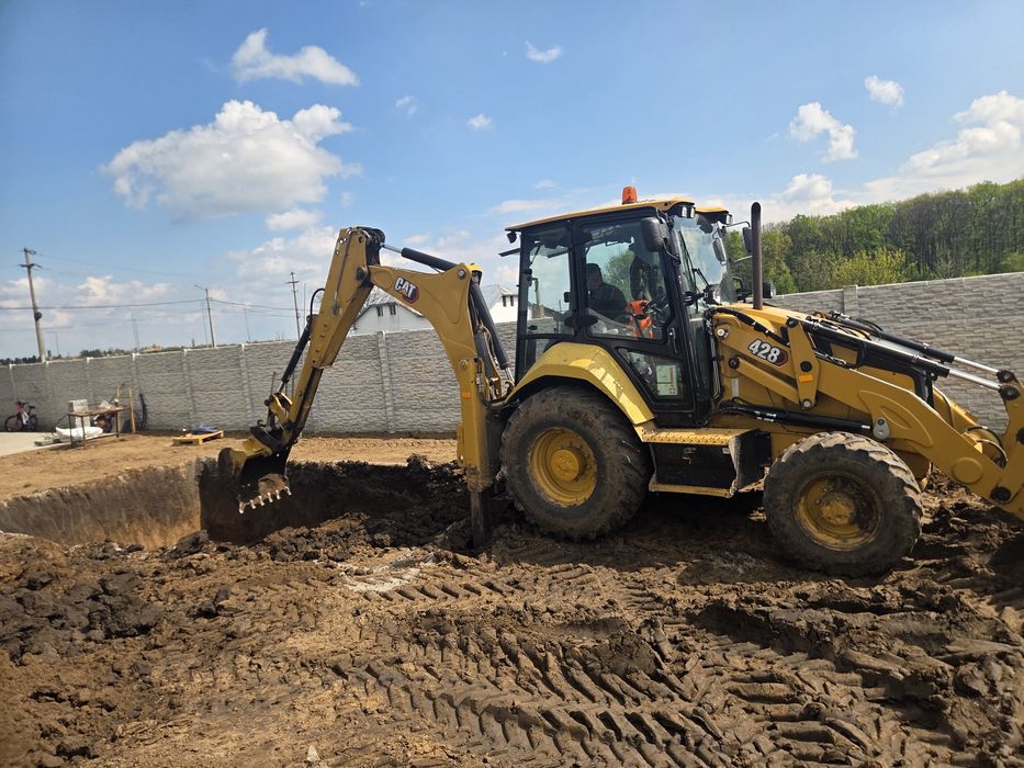 Închiriere Buldoexcavator Caterpillar 428 | Servicii Profesionale/ Parcuri  fotovoltaice
