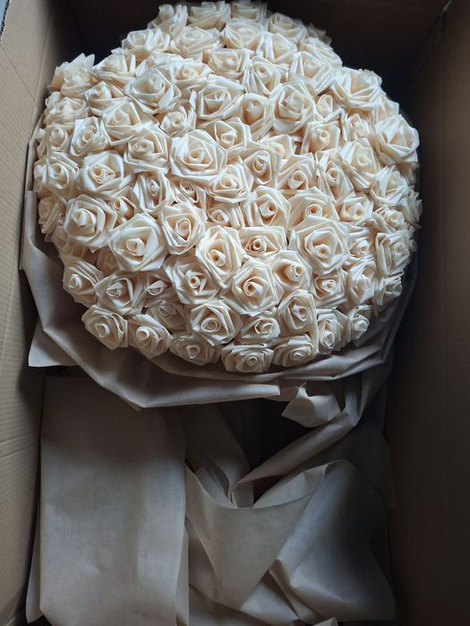 Букет от 101 рози, изработка от Palmira.flowers. Закупен за 160 евро. Продавам го за 100 евро. В София и Перник може лично предаване.
